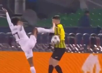 E frikshme, Correa godet rivalin me këmbë në fytyrë dhe e lë skuadrën e tij me 10 lojtarë.