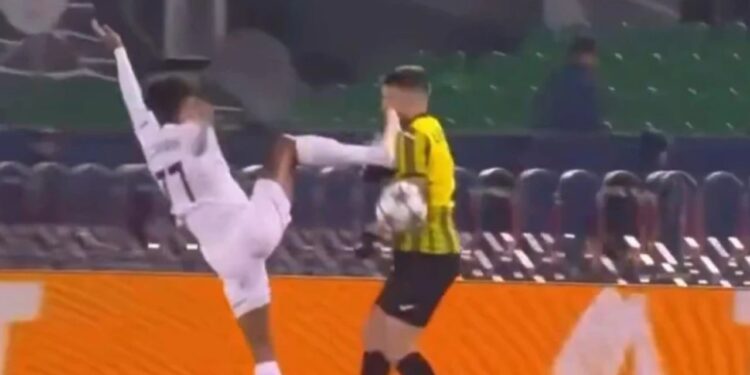 E frikshme, Correa godet rivalin me këmbë në fytyrë dhe e lë skuadrën e tij me 10 lojtarë.