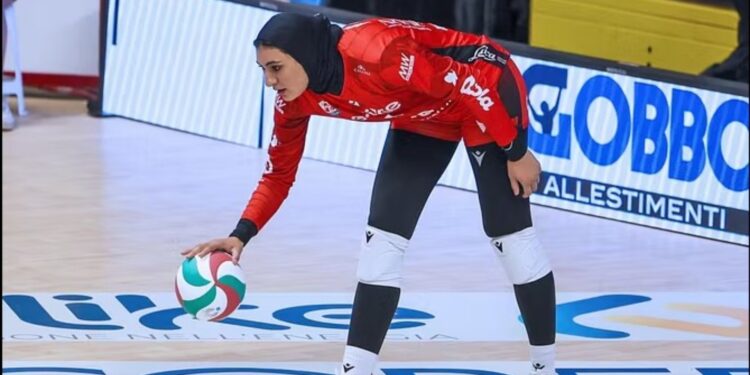 E paharrueshme në volejbollin e vajzave, Metwally bëhet lojtarja e parë me shami në kampionatin italian.