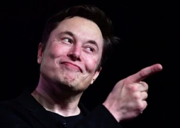 Elon Musk arrin të bëhet gjysmë trilioneri i parë në histori!