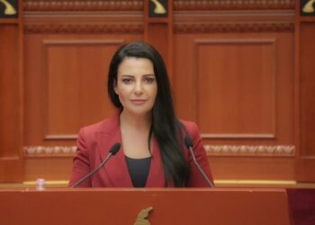 “Emri i Lirisë, kërkesa për drejtësi për çlirimtarët”/ Balluku bën thirrje për protestë në mbështetje të liderëve të UÇK-së: Të bashkohemi në Tiranë për të kërkuar drejtësi.