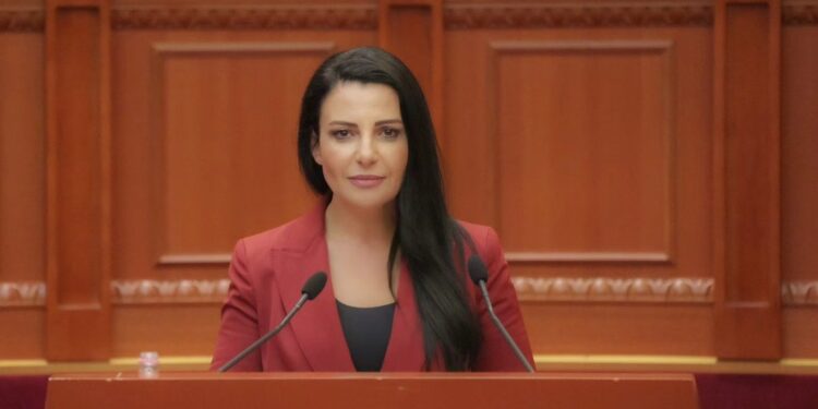 “Emri i Lirisë, kërkesa për drejtësi për çlirimtarët”/ Balluku bën thirrje për protestë në mbështetje të liderëve të UÇK-së: Të bashkohemi në Tiranë për të kërkuar drejtësi.