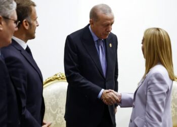Erdogan i bën kompliment Melonit, por edhe kritikon: Duhet të heqë dorë nga duhani / Kryeministrja italiane: Nëse e bëj, mund të ndodhin pasoja të rënda.