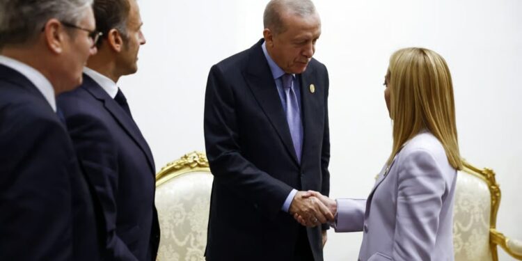 Erdogan i bën kompliment Melonit, por edhe kritikon: Duhet të heqë dorë nga duhani / Kryeministrja italiane: Nëse e bëj, mund të ndodhin pasoja të rënda.