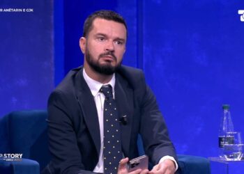 Falsifikimi i anëtarit të Kushtetueses: "Kryetari i thotë gjyqtarëve të heshtin," Curri sulmon Sadushin dhe Llahtarin.