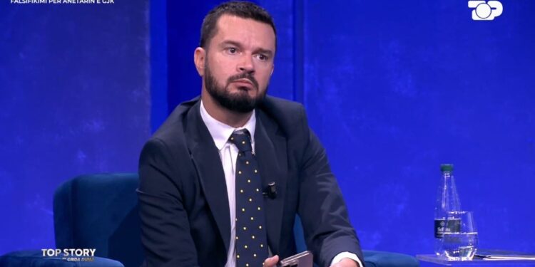 Falsifikimi i anëtarit të Kushtetueses: "Kryetari i thotë gjyqtarëve të heshtin," Curri sulmon Sadushin dhe Llahtarin.