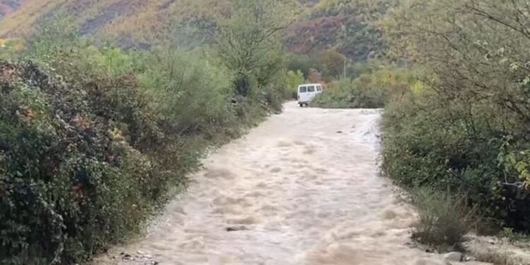 Fierza fillon të mbushet, qyteti i vjetër përsëri nën ujë.