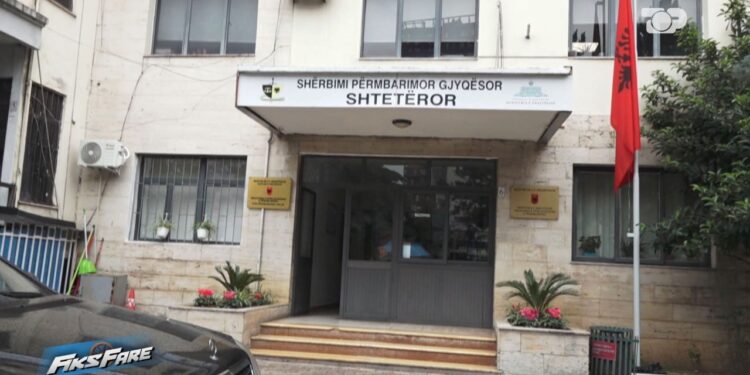 Fiks Fare: Dy gratë e shantazhuara tregojnë se si u detyruan të përfshiheshin në një seks treshe me të njëjtin burrë. Si i shtyu për të kryer akte të papërfytyrueshme…