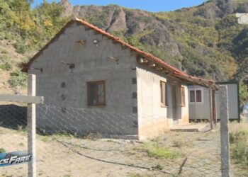 Fiks Fare: Lumi fitoi shtëpinë, por pas 8 vitesh në kontenier, ende nuk ka marrë dëmshpërblim! "Dosja shpërndahen nga Mirdita në Tiranë"
