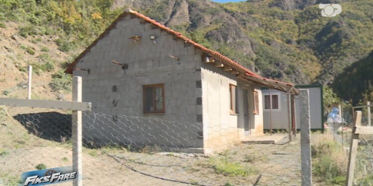 Fiks Fare: Lumi fitoi shtëpinë, por pas 8 vitesh në kontenier, ende nuk ka marrë dëmshpërblim! "Dosja shpërndahen nga Mirdita në Tiranë"