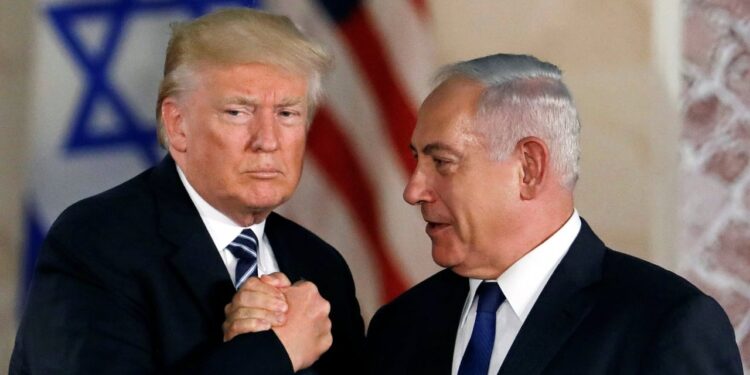 Flamuj amerikanë dhe tinguj festues në Tel Aviv, Izraeli në pritje të vizitës së Trumpit