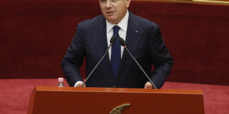 Flori i 'Portokallisë' viziton Saliun në seli gjatë natës, Balla ironizon opozitën: O Belind, zgjidh këtë çështje dhe dilni me kandidatin ditën se është turp.