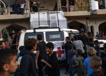 Forca të armatosura izraelite qëllojnë një autobus në Gaza, duke shkaktuar vdekjen e 9 njerëzve: Autobusi kishte tejkaluar vijën e verdhë sipas marrëveshjes.