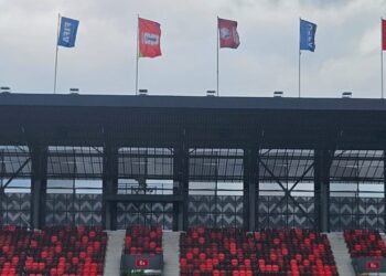 Foto/ Për të parandaluar incidentet, Federata Serbe rikthen flamurin shqiptar në stadiumin e ndeshjes.