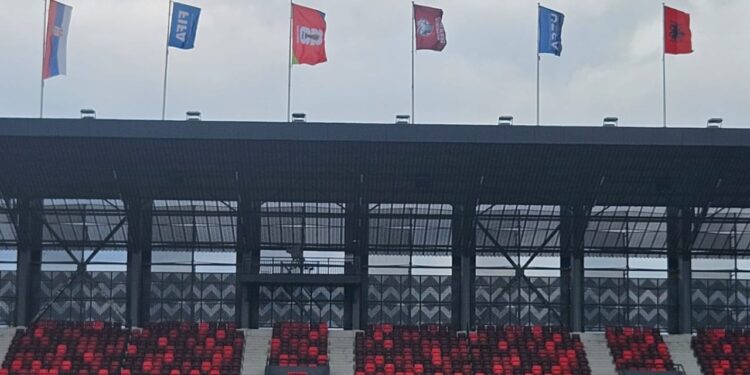 Foto/ Për të parandaluar incidentet, Federata Serbe rikthen flamurin shqiptar në stadiumin e ndeshjes.