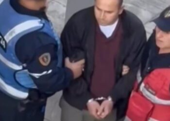 Foto: Vrasja e kamarieres në "Komunën e Parisit", momenti kur arrestohet autori