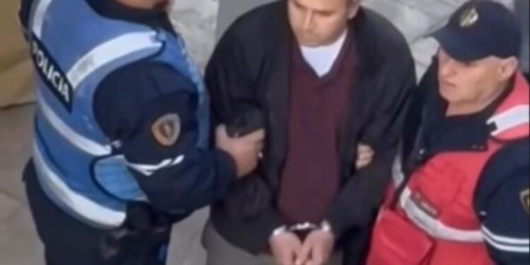 Foto: Vrasja e kamarieres në "Komunën e Parisit", momenti kur arrestohet autori