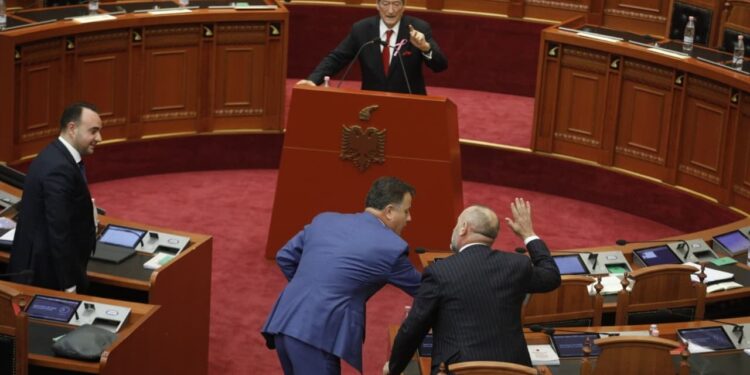 Foto-lajm: Berisha diskon me Manjën mbi kostumet e shtrenjta, Noka i afrohet ish-ministrit dhe...