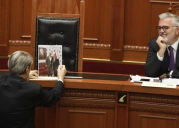 Foto-lajm: Berisha publikon imazhin e Ramës dhe McGonigal, Gogu e hedh poshtë me një reagim të fortë.
