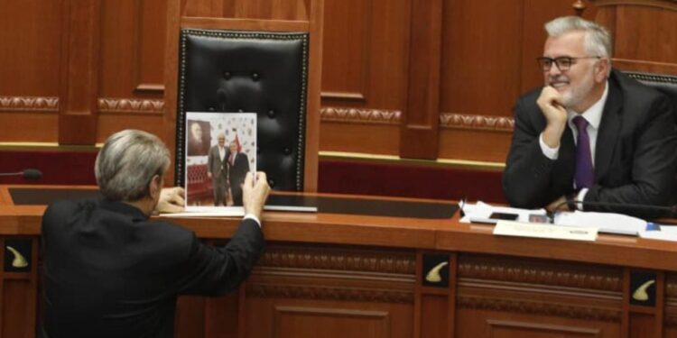 Foto-lajm: Berisha publikon imazhin e Ramës dhe McGonigal, Gogu e hedh poshtë me një reagim të fortë.