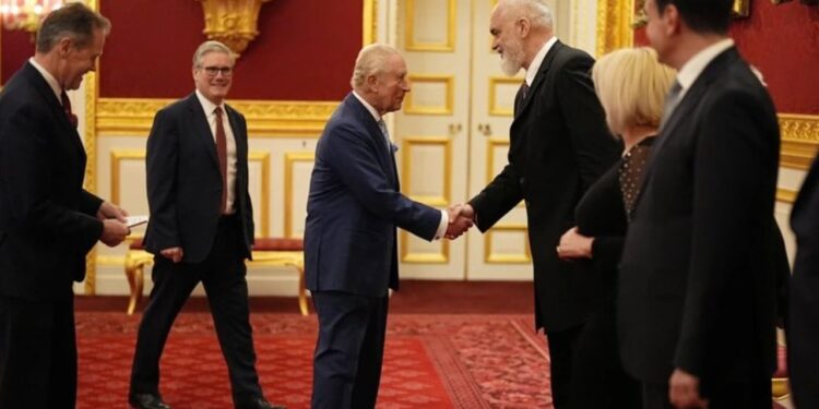 Fotolajm: Kryeministri Rama takon Mbreti Charles III në Londër në kuadër të Samitit të Procesit të Berlinit