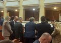 Fotolajm/ Marrëveshja e Këlliçit me Ballën, deputetët e PD-së të grumbulluar rreth Berishës në sallën e Kuvendit