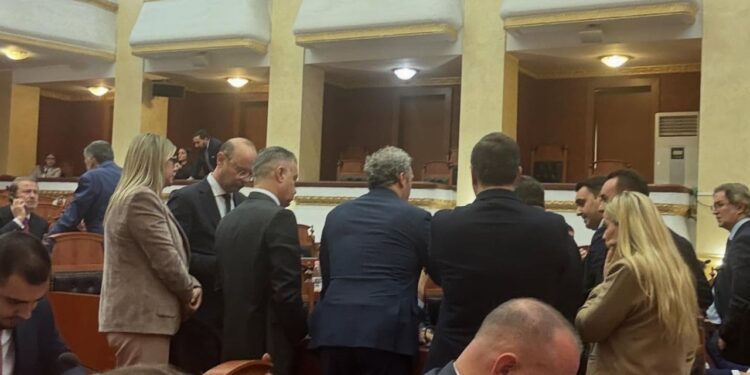 Fotolajm/ Marrëveshja e Këlliçit me Ballën, deputetët e PD-së të grumbulluar rreth Berishës në sallën e Kuvendit