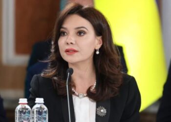 Franca vendos një pllakë përkujtimore për Ismail Kadarenë; Spiropali: Parisi i shpreh mirënjohje luftëtarit të palodhur për Shqipërinë Europiane.