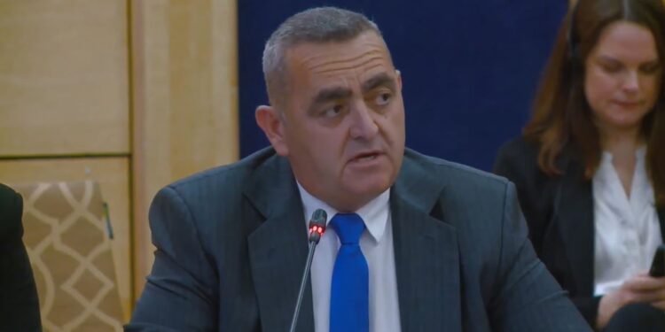 Fredi Beleri shqipton greqisht në Tiranë/ Kritikon Shqipërinë në takimin e Stabilizim Asociimit, kërkon krijimin e një universiteti grek dhe ankohet për çështjet e lirisë së fesë.