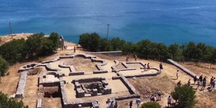 Fshati i Linit shpallet si “Ansambël Arkitektonik Urban”, Rama publikon videon.