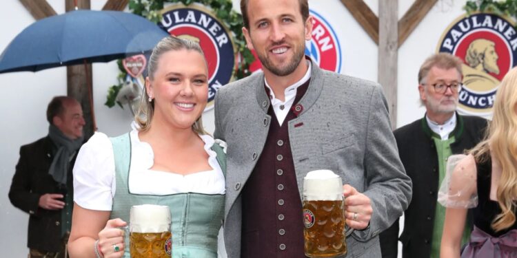 Gruaja e Harry Kane mund të pengojë rikthimin në Premier League, përkundër klauzolës së lirimit të transferimit.