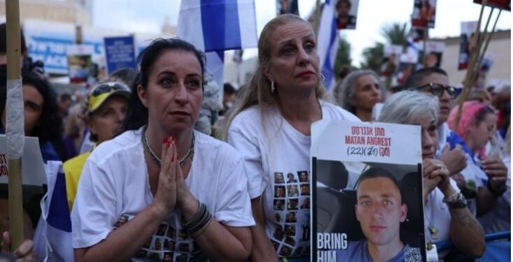 Hamasit i janë dorëzuar pengjet, ushtarakët izraelitë kanë kapur shtatë të parët.