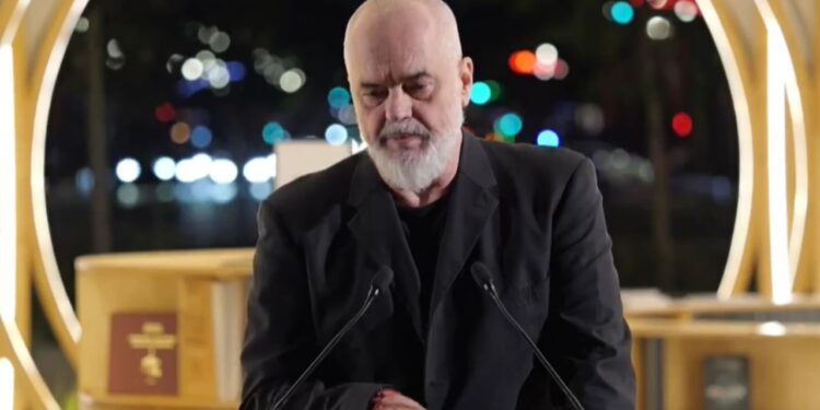 Hapet ‘Tirana Moons’ në Sheshin Nënë Tereza, Rama: Çdo herë që mblidhen arkitektët, Shqipëria ka një sfidë të re