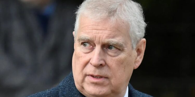 Hetimet për lidhjet me Epstein vazhdojnë, Princi Andrew dorëzon titujt e tij.