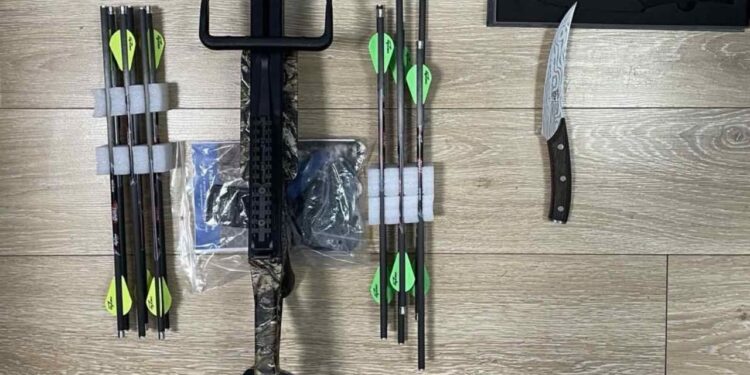 Huaj i kapur në doganën greke me një hark dhe 21 shigjeta, përgatitej të hynte në Shqipëri