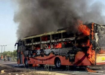 Indi: Autobusi shpërthen në flakë, 20 të vdekur deri tani