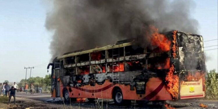 Indi: Autobusi shpërthen në flakë, 20 të vdekur deri tani