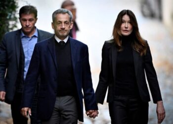 Ish-presidenti francez shoqërohet nga bashkëshortja në drejtim të burgut, ndërsa mbështetësit i këndojnë himnin kombëtar. Macron shpreh solidaritet.