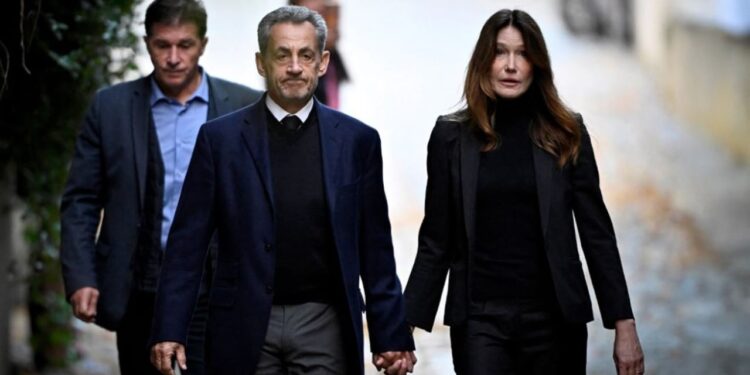 Ish-presidenti francez shoqërohet nga bashkëshortja në drejtim të burgut, ndërsa mbështetësit i këndojnë himnin kombëtar. Macron shpreh solidaritet.