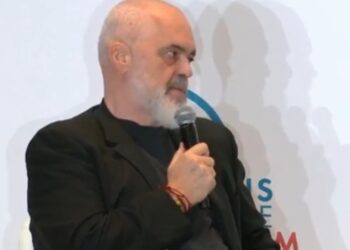 "Italianët janë shqiptarë që veshin Versace" - Rama në Forumin e Paqes: Meloni është më e gjatë se unë kur flet.