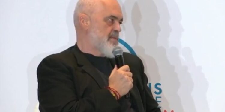 "Italianët janë shqiptarë që veshin Versace" - Rama në Forumin e Paqes: Meloni është më e gjatë se unë kur flet.