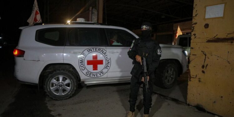 Izraeli ndalon “Kryqin e Kuq” që të kontaktojë me të burgosurit palestinezë, ministri i Mbrojtjes thotë: Vizitat e tilla rrezikojnë sigurinë kombëtare.