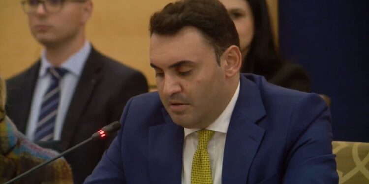 “Jemi shumë të distancuar nga udhëzimet e BE-së”, thotë Këlliçi: Keqadministrimi i energjisë pengon Shqipërinë në përmbushjen e qëllimeve për vitin 2030.