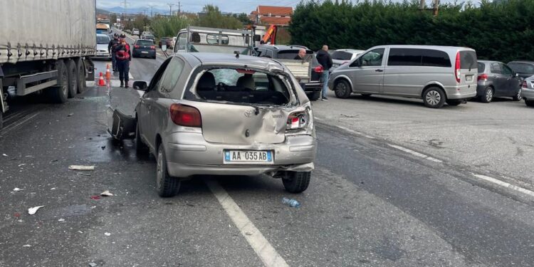 Kamioni godet një Toyota në Lezhë-Shkodër, një person i lënduar dhe ngarkesë e madhe trafiku