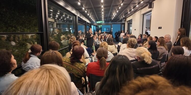 Kandidati i PS për Tiranën takohet me mësuesit, Manastirliu: Rritim colaborimin për përmirësimin e komunitetit.