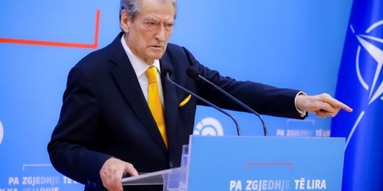 Kandidati i opozitës për Tiranën njofton se nuk do të fuzionojë fushatën me Berishën, ndërsa kryedemokrati reagon ndaj Florjan Binajt: Nuk do t'ia dalin...