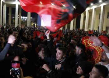 Këngë, dance dhe gëzim/ Tirana feston me ngjyra kuqezi, tifozët krijojnë atmosferë në sheshin “Italia” (Video)