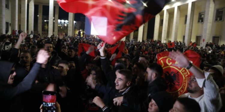 Këngë, dance dhe gëzim/ Tirana feston me ngjyra kuqezi, tifozët krijojnë atmosferë në sheshin “Italia” (Video)
