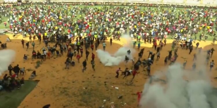 Kohë zie për ish-kryeministrin kenian, policia përdor armët për të shpërndarë turmën, tre të vdekur.