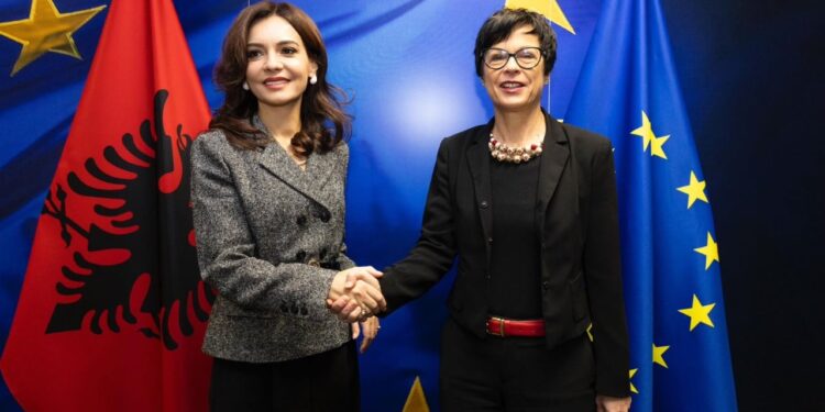 Komisionerja Marta Kos e inkurajon Spiropalin para “Murit të Zgjerimit” në Bruksel: Shqipëria si një model suksesi, mbështesim synimin për përfundimin e negociatave deri në vitin 2027.